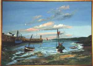 Plage de village de pêcheurs avec bateaux de pêche échoués à marée montante